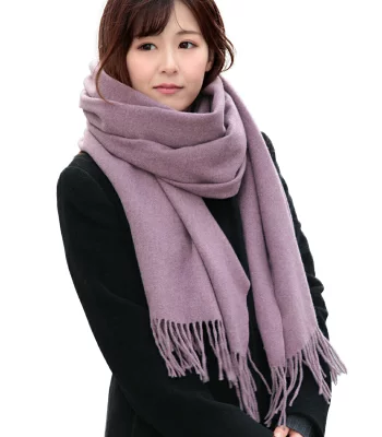 冬のジャニーズライブの服装にプラスすべき防寒グッズ｜首元を温めて小顔効果も狙える「大判マフラー・ストール」